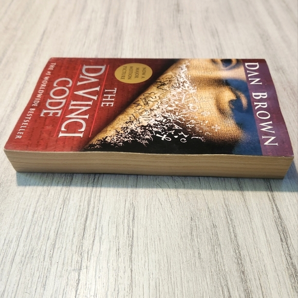 The DaVinci Code by Dan Brown - Picture 5 of 9